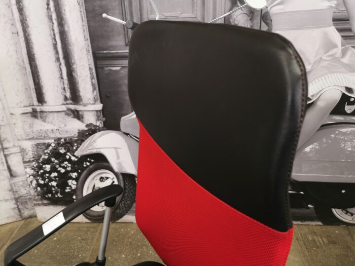 Кресло компьютерное б/у RIVA CHAIR 8074 12645-КСЧ (красный) сетка/ткань/кожзам